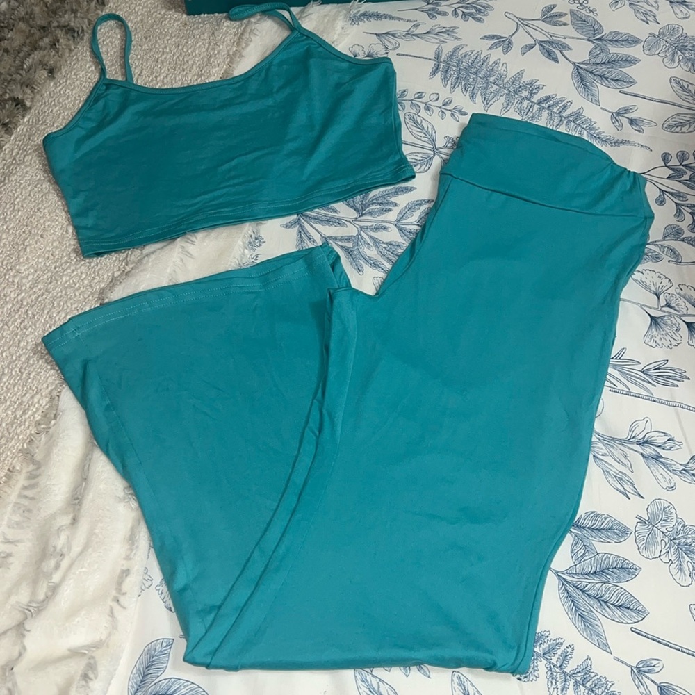 BNWOT 2 piece turquoise set